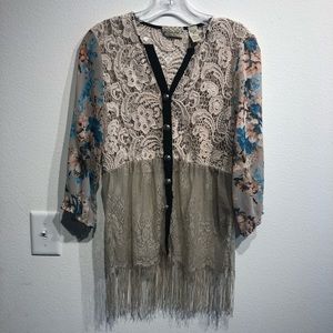 Gimmicks by BKE fringe/lace/floral top